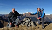 48 All'omino di vetta del Monte Aralalta (2008 m) con vista in Tre Signori